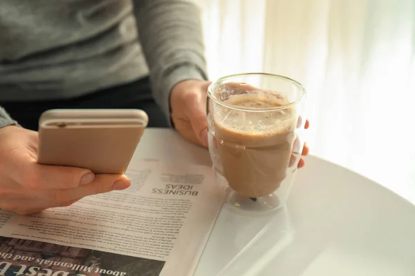 Kobieta Szklankę Latte Aromatycznych Smaczne Telefon Komórkowy Stół — Zdjęcie stockowe