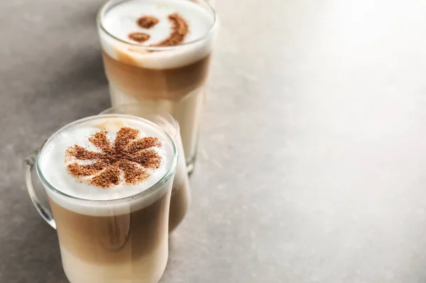 Vasos Sabroso Café Con Leche Aromática Sobre Mesa Gris — Foto de Stock