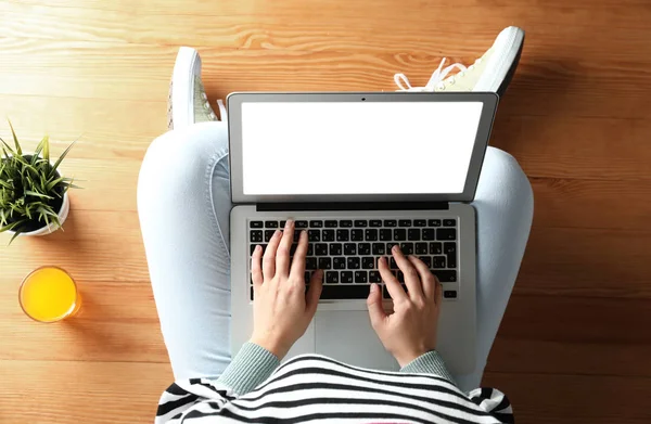 Donna Con Computer Portatile Seduta Sul Pavimento Legno Concetto Studio — Foto Stock