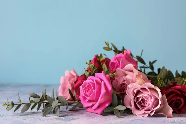 Beau Bouquet Roses Sur Fond Couleur — Photo