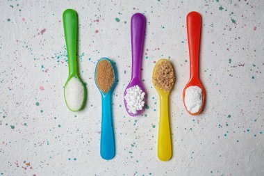 Kaşık şeker ve tatlandırıcı tabletler ışık arka plan üzerinde farklı tür