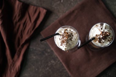 Bardak soğuk frappe gri masada kahve