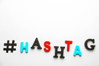 Beyaz arka plan üzerinde harfler hashtag oluşan