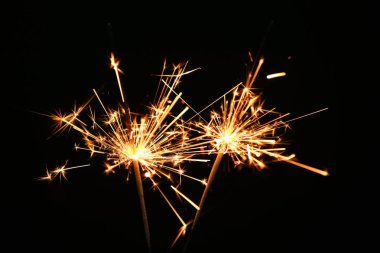 Neşeli Noel maytap koyu arka plan üzerinde