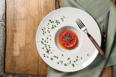 Ton balıklı tartar tablo ile plaka