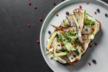 Hamsi karanlık tablo ile lezzetli sandviç