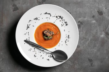 Gri masada balık lezzetli kabak krem çorbası