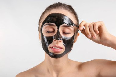 Beyaz arka plan üzerinde film türü maskesi olan güzel kadın