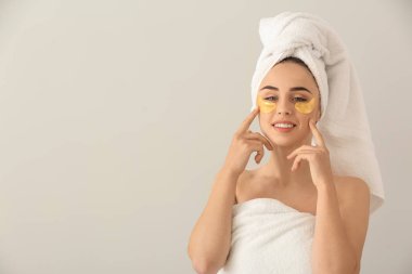 Açık renkli altında göz yamalar ile güzel genç kadın