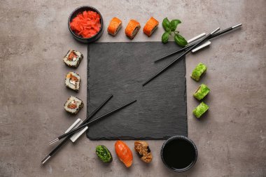 Gri masada suşi farklı grupları ile kayrak plaka