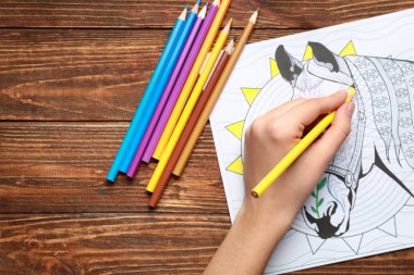 Kadın masada anti-stres resim boyama