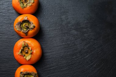 Lezzetli olgun hurma koyu arka plan üzerinde