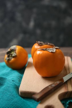 Masada kesme tahtası ile lezzetli olgun hurma