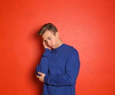 Renkli arka planda stresli bir gencin portresi