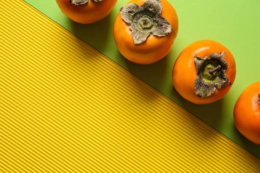 Lezzetli olgun hurma renk arka plan, üstten görünüm