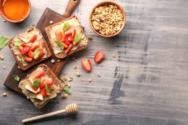 Lezzetli kadeh tabloda çilek ile