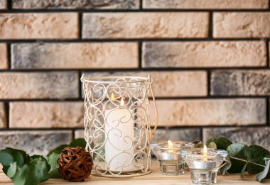 Güzel raf yakınındaki duvara mumlar yanan