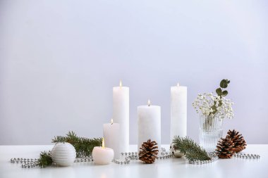 Güzel mumlar ile Noel dekor beyaz masaya yanan