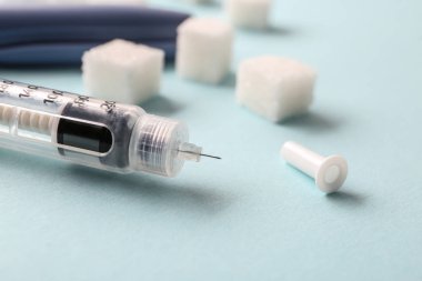 İnsülin küpler renk arka plan, closeup şırınga ve şeker. Diyabet kavramı