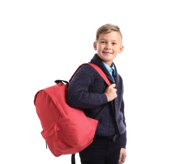 Beyaz arka plan üzerinde sırt çantası ile şirin küçük öğrenci