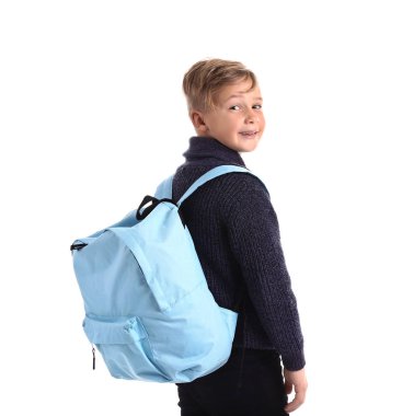 Beyaz arka plan üzerinde sırt çantası ile şirin küçük öğrenci