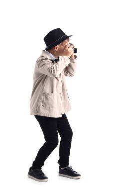 Beyaz arka plan üzerinde fotoğraf makinesi ile şirin küçük dedektif