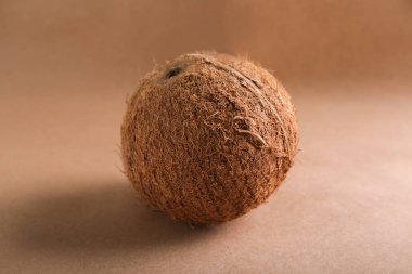 Renk arka plan üzerinde olgun hindistan cevizi