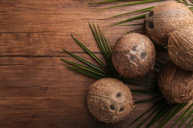 Ahşap arka plan üzerinde olgunlaşmış hindistancevizi