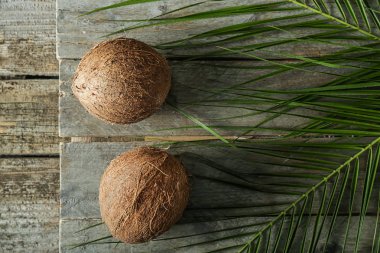 Ahşap arka plan üzerinde olgunlaşmış hindistancevizi