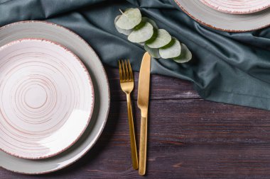 Ahşap arka planda güzel masa ayarları