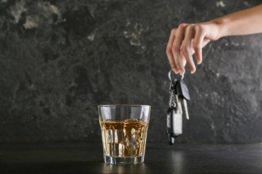 Bir bardak viski koyu arka plan üzerinde. İçmek ve götürmek