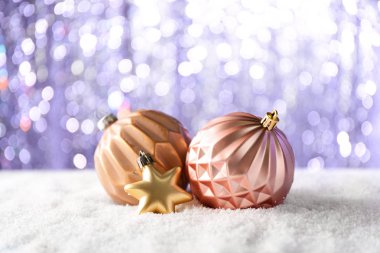 Noel baubles bulanık ışıklar karşı karda