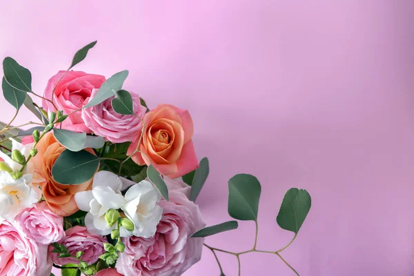 Όμορφα Τριαντάφυλλα Στο Φόντο Χρώμα — Φωτογραφία Αρχείου