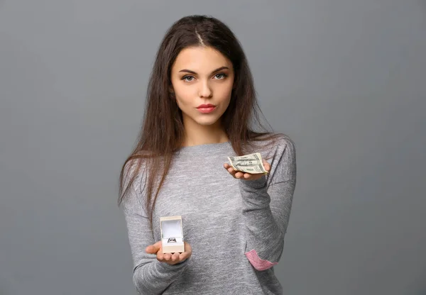 Молодая Женщина Банкнотами Обручальным Кольцом Сером Фоне Брак Расчету — стоковое фото