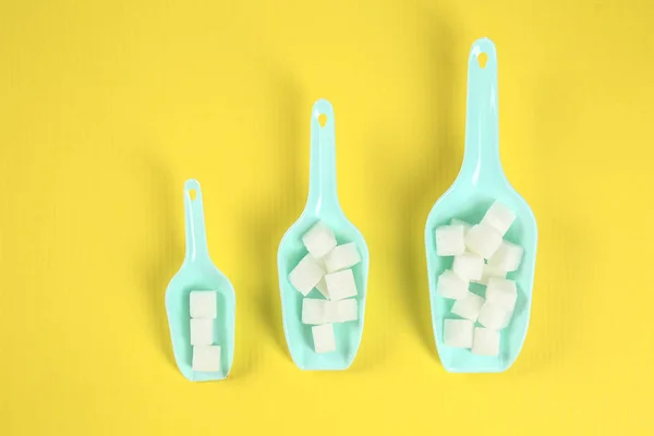 Scoops Sugar Cubes Color Background — Stock Photo, Image