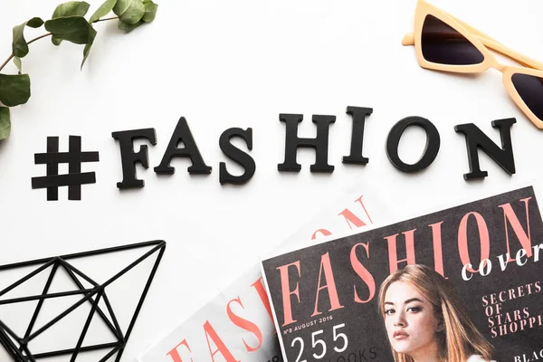 Composição Com Hashtag Fashion Fundo Branco — Fotografia de Stock