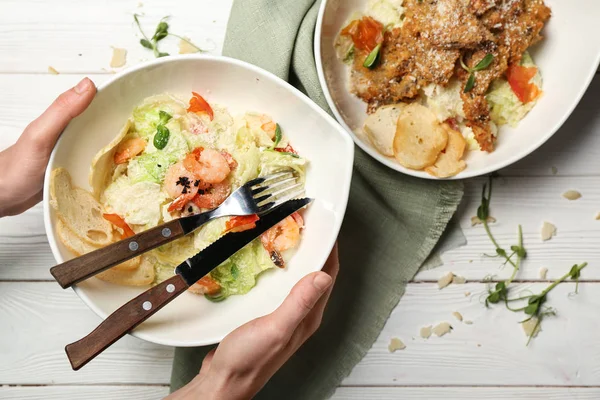 Vrouwelijke Handen Met Lekkere Salades Witte Tafel — Stockfoto