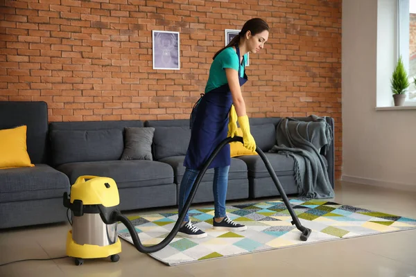 Vrouwelijke Conciërge Hoovering Tapijt Flat — Stockfoto