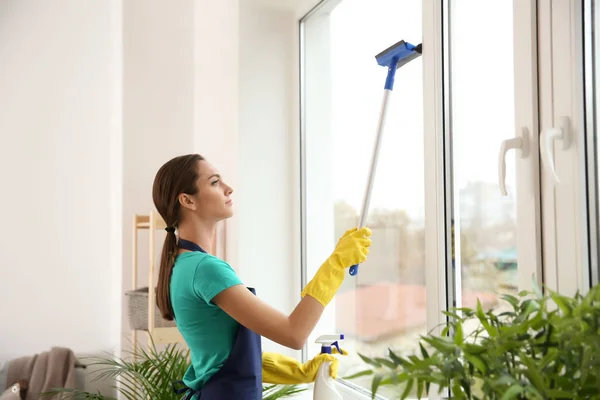 Kadın Hademe Düz Içinde Pencere Temizleme — Stok fotoğraf