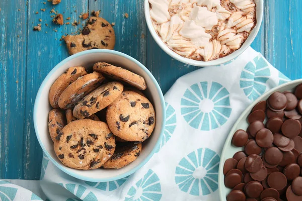 Tasty Cookies Chocolate Chips Bowl Cup Coffee Color Wooden Table — Stock Photo, Image