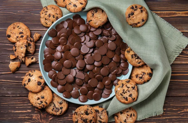 Piatto Con Gocce Cioccolato Gustosi Biscotti Sul Tavolo Legno — Foto Stock
