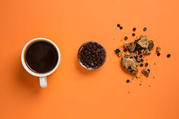 Csésze Kávé Csokoládé Chipek Zúzott Cookie Színes Háttérrel — Stock Fotó