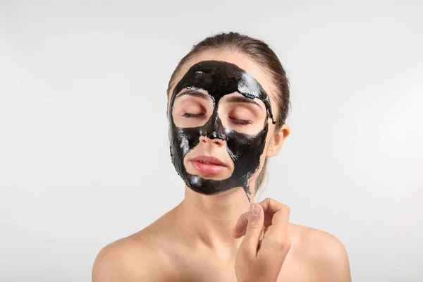 Mooie Jonge Vrouw Met Film Achtige Masker Witte Achtergrond — Stockfoto