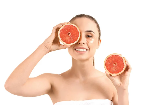 Mulher Bonita Com Manchas Sob Olhos Toranja Fundo Branco — Fotografia de Stock