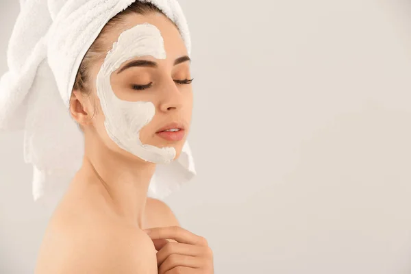 Wanita Muda Cantik Dengan Masker Wajah Latar Belakang Cahaya — Stok Foto