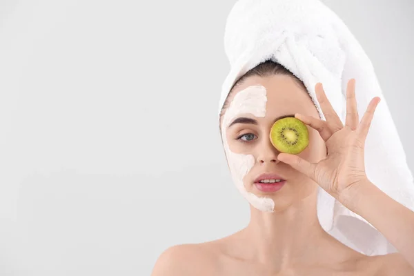 Wanita Muda Cantik Dengan Masker Wajah Kiwi Latar Belakang Cahaya — Stok Foto