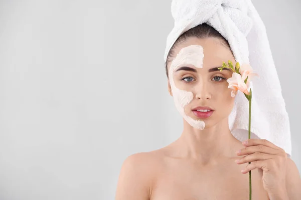 Mulher Bonita Com Máscara Facial Flor Fundo Luz — Fotografia de Stock