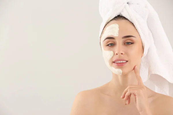 Mooie Jonge Vrouw Met Masker Lichte Achtergrond — Stockfoto