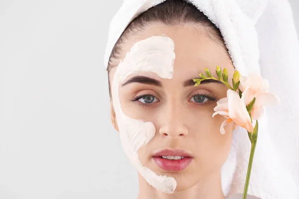 Beautiful Young Woman Facial Mask Flower Light Background — Stock Photo, Image