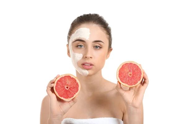 Mooie Jonge Vrouw Met Masker Grapefruit Witte Achtergrond — Stockfoto